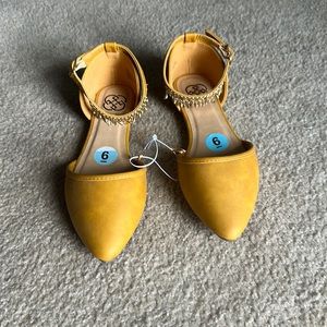 New Daisy Fuentes flats.  Size 6.